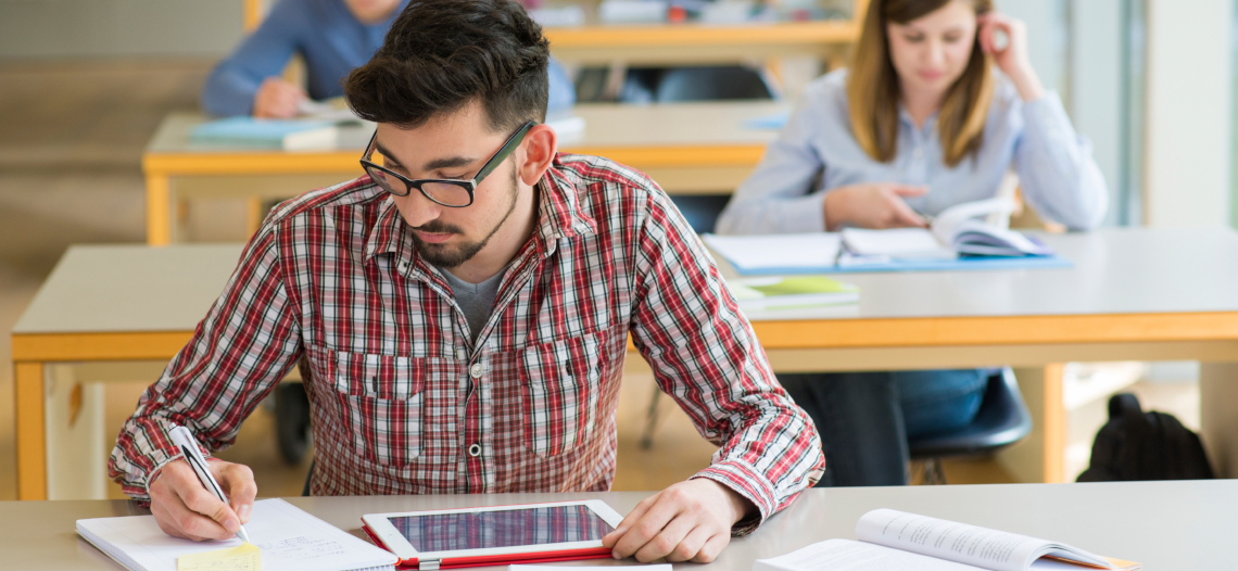 12. ¿Cómo deberían las escuelas lidiar con el plagio por el Internet?